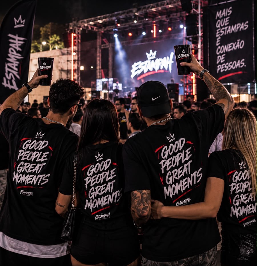 Grupo de amigos em show, de costas, todos com camisetas pretas Estampah