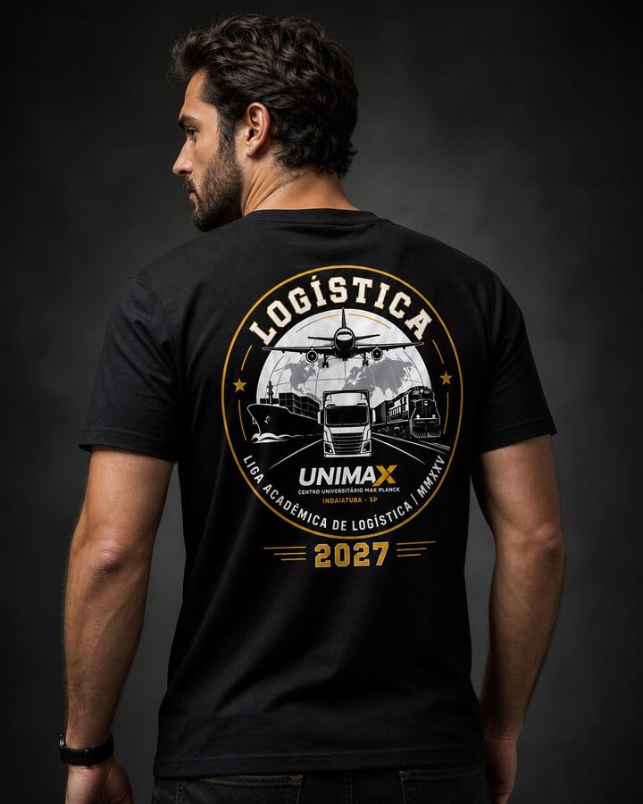 Modelo de costas com camiseta preta estampada